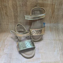 Sandalias color doradas con detalles de Flor