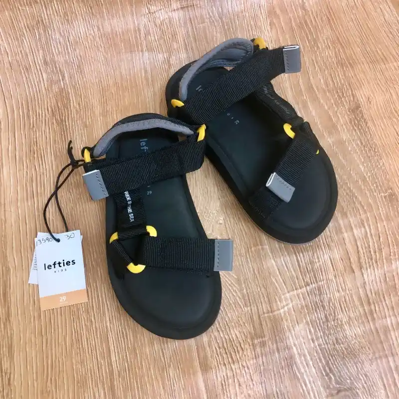 Sandalias color gris y negro