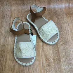 Sandalias color marrón con tejido