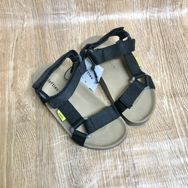 Sandalias color negro y beige 