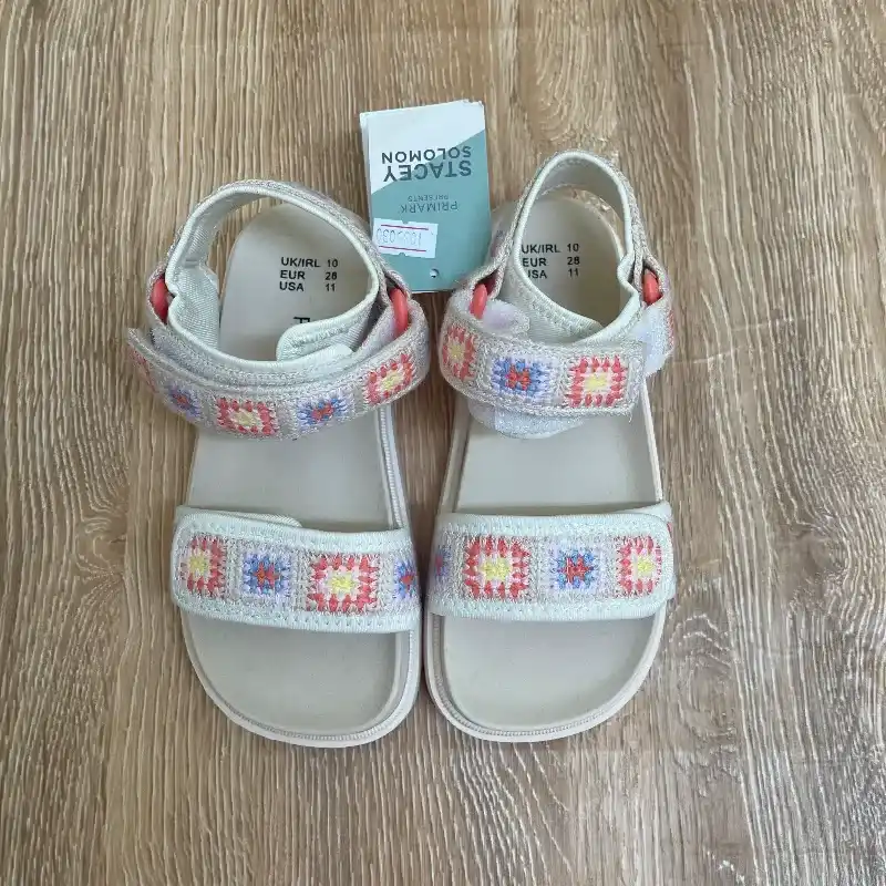 Sandalias con bordados de colores
