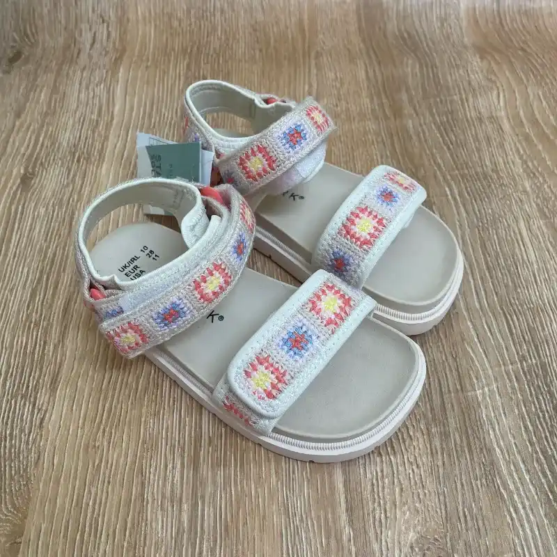Sandalias con bordados de colores