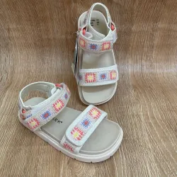 Sandalias con bordados de colores