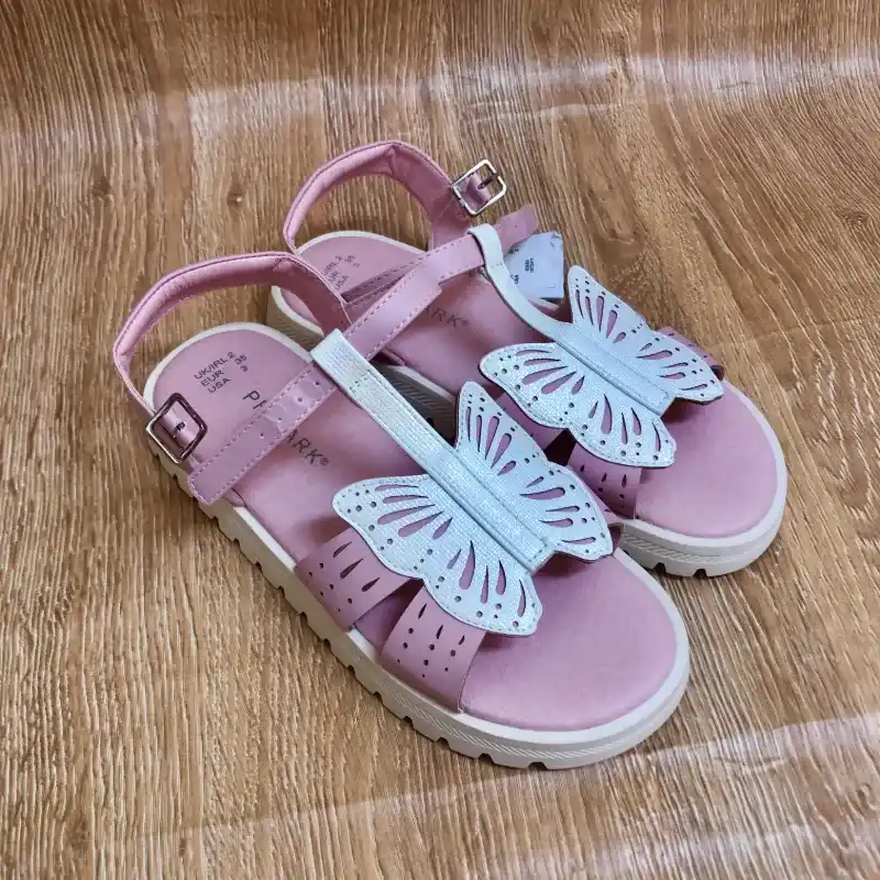 Sandalias con mariposa color rosado