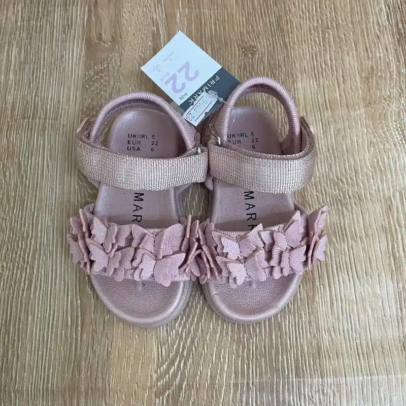 Sandalias con mariposas color rosado 