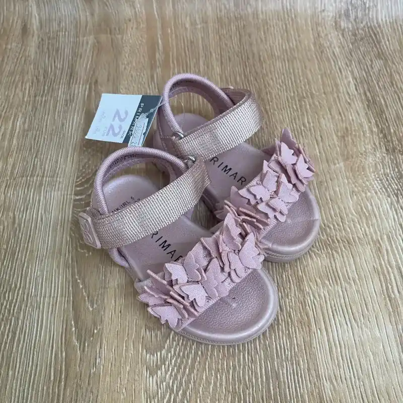 Sandalias con mariposas color rosado 