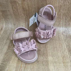 Sandalias con mariposas color rosado 