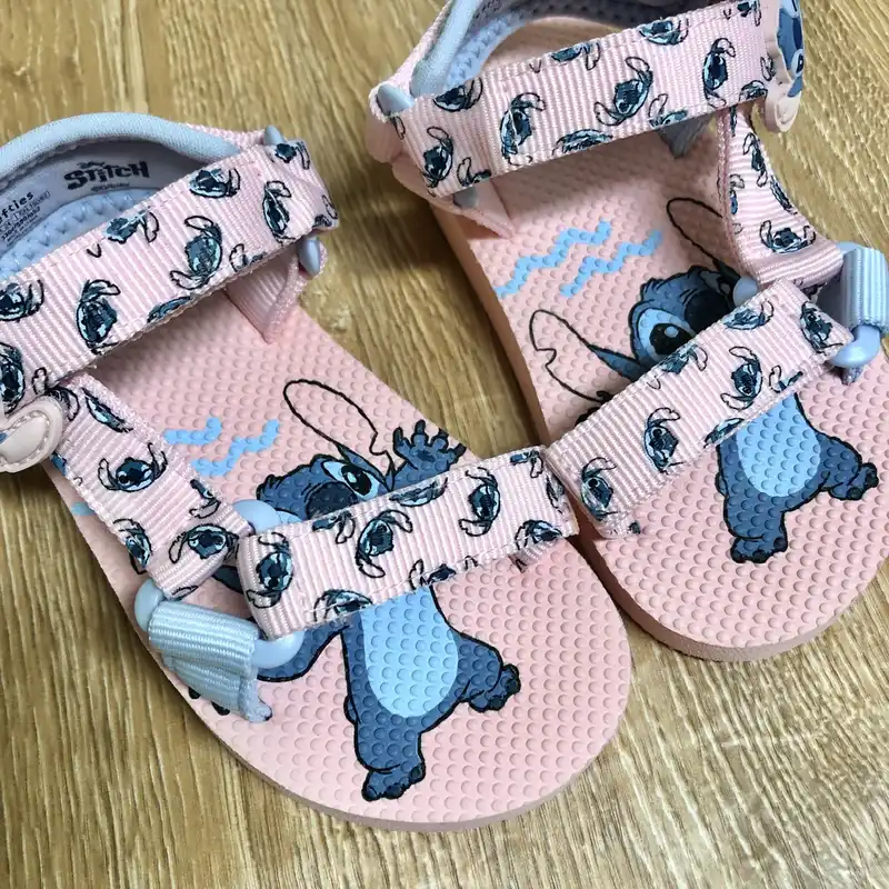 Sandalias con Stitch color negro rosado