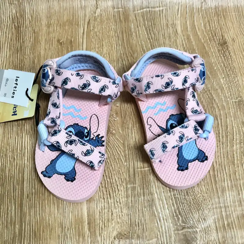 Sandalias con Stitch color negro rosado