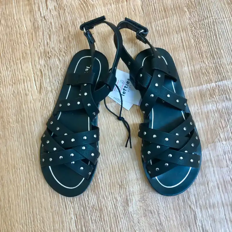 Sandalias con tiras cruzadas color negro