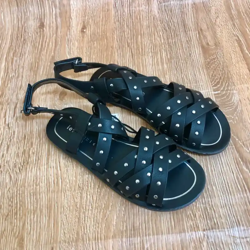 Sandalias con tiras cruzadas color negro