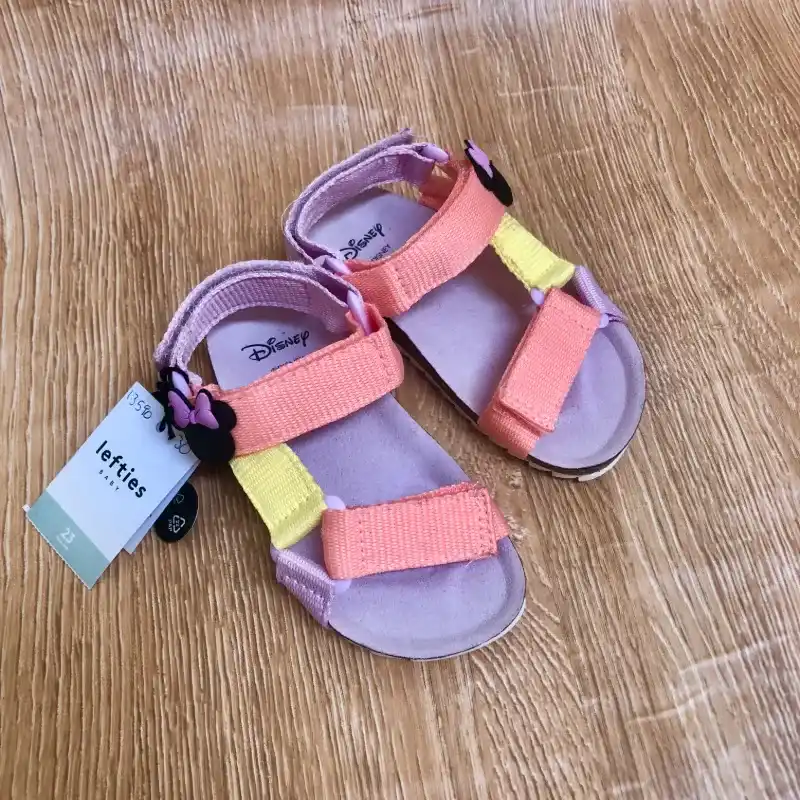 Sandalias de color lila y naranja
