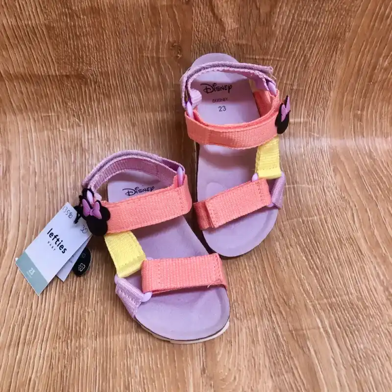 Sandalias de color lila y naranja