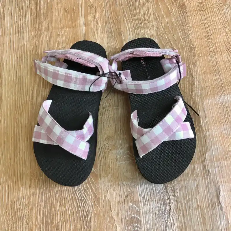 Sandalias de cuadros rosados y blancos 