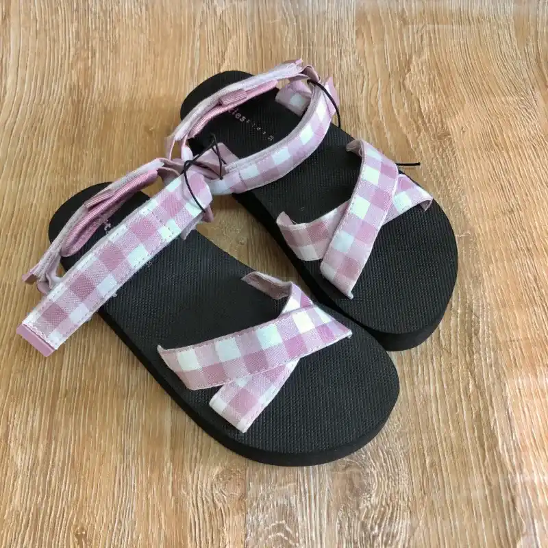Sandalias de cuadros rosados y blancos 