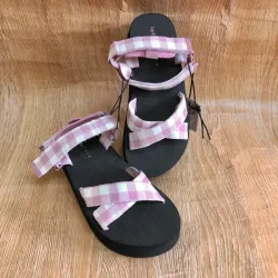 Sandalias de cuadros rosados y blancos 