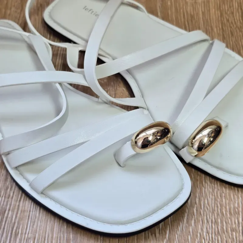 Sandalias de tiras cruzadas con detalle delantero dorados