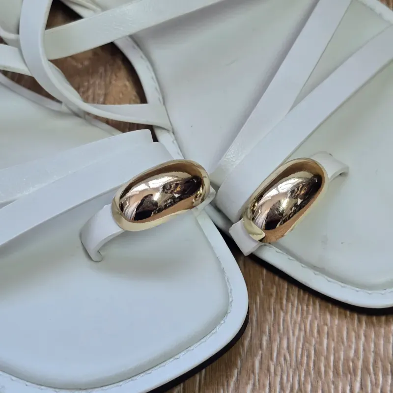 Sandalias de tiras cruzadas con detalle delantero dorados