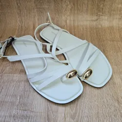 Sandalias de tiras cruzadas con detalle delantero dorados