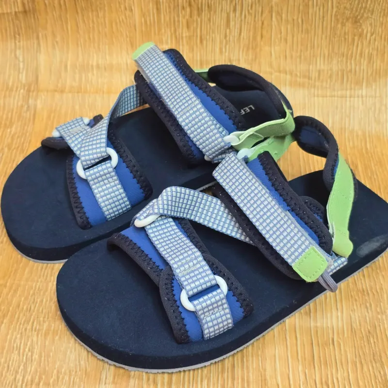 Sandalias Deportivas color azul de peguetas