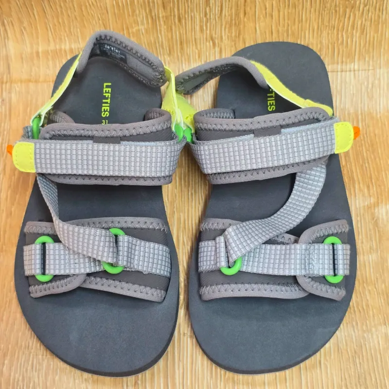 Sandalias Deportivas color Gris de peguetas.