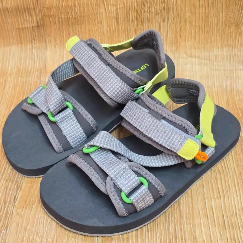Sandalias Deportivas color Gris de peguetas.