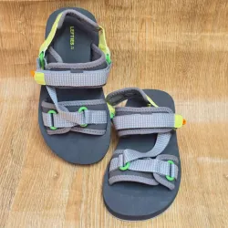 Sandalias Deportivas color Gris de peguetas.