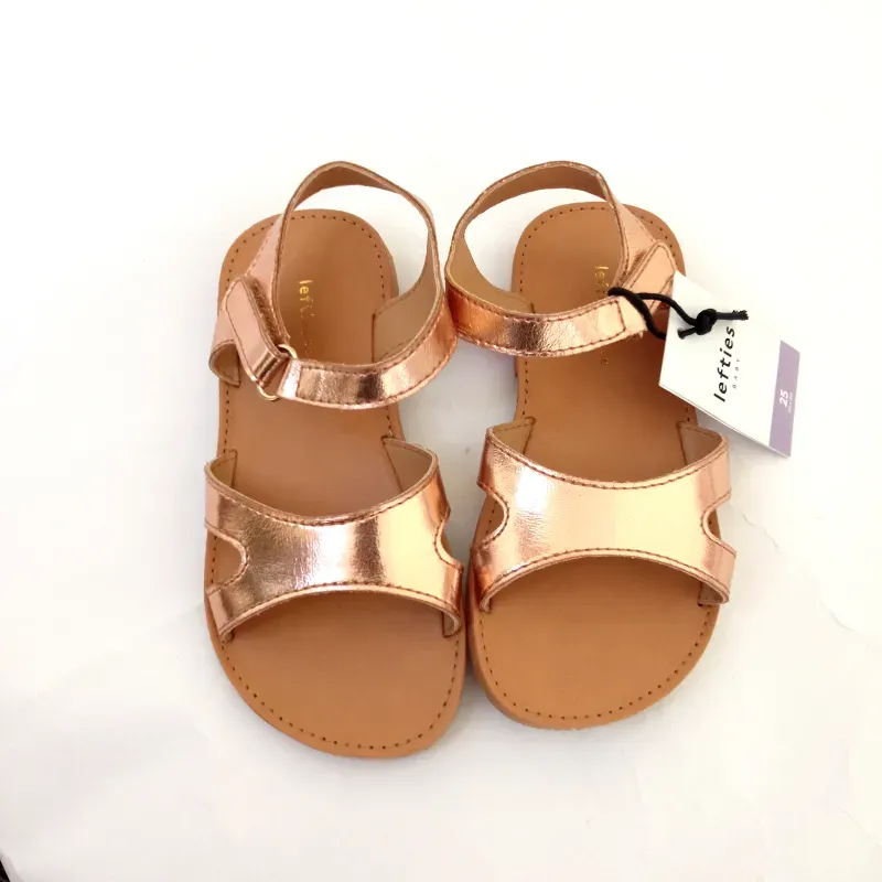 Sandalias doradas de Lefties