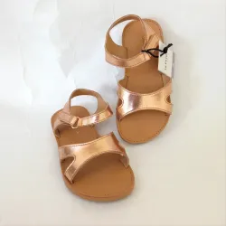 Sandalias doradas de Lefties