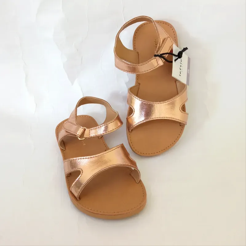 Sandalias doradas de Lefties