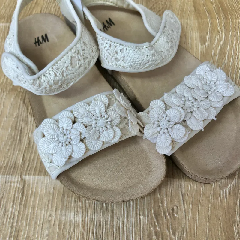 Sandalias H&M con flores bordadas