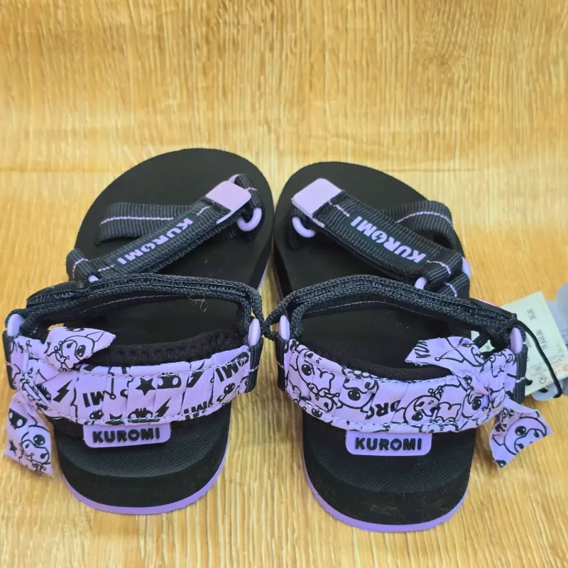 Sandalias negra y morada Kuromi