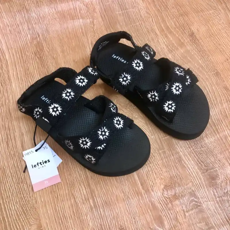Sandalias negras con flores blancas 