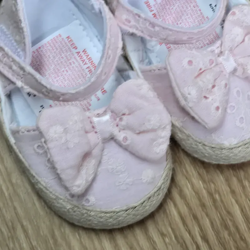 Sandalias para bebe color rosadas con lazo