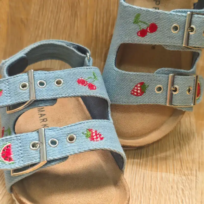 Sandalias prácticas de mezclilla con fresas y cerezas