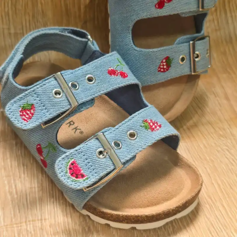 Sandalias prácticas de mezclilla con fresas y cerezas