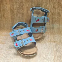 Sandalias prácticas de mezclilla con fresas y cerezas