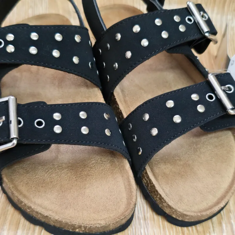 Sandalias Prácticas Negras con Tachuelas