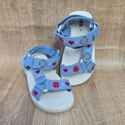 Sandalias tipo prácticas azules con flores y corazones