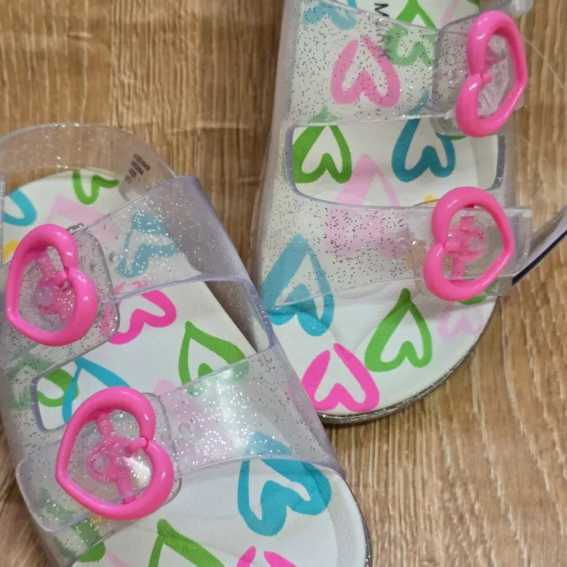 Sandalias Transparentes con detalle de Corazón