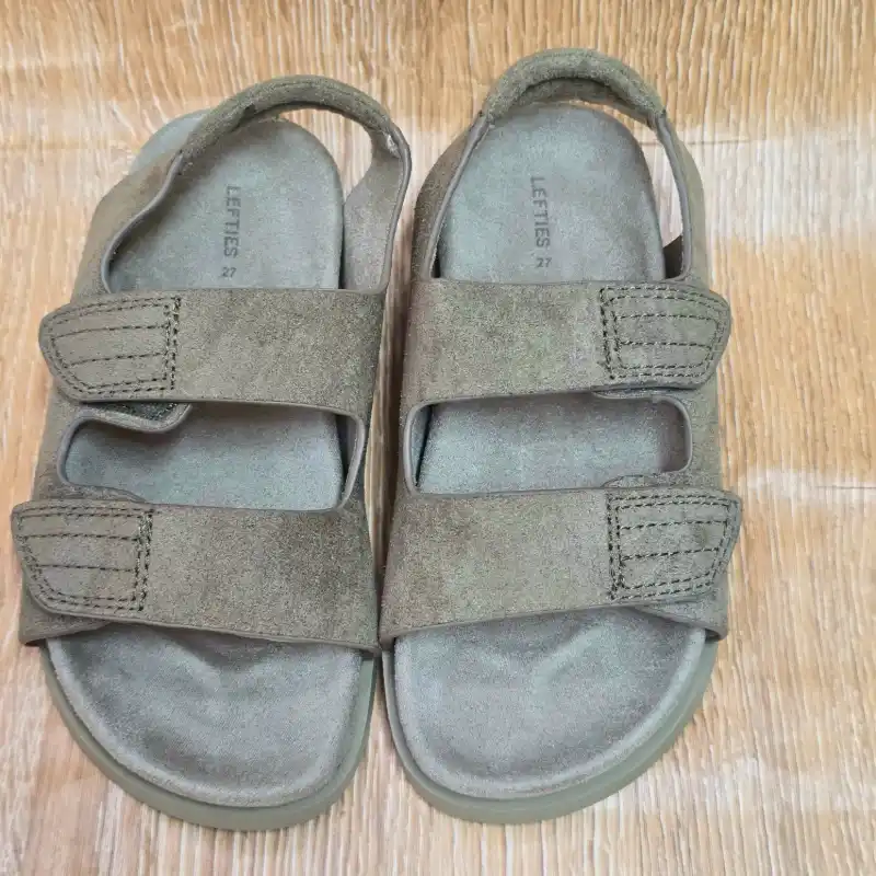 Sandalias verde de peguetas