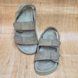 Sandalias verde de peguetas