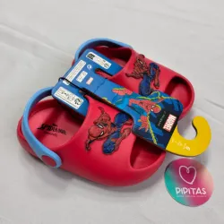 Sandalias y chancletas para niño 
