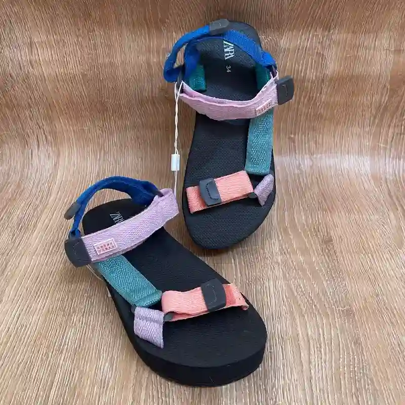 Sandalias Zara color negro 