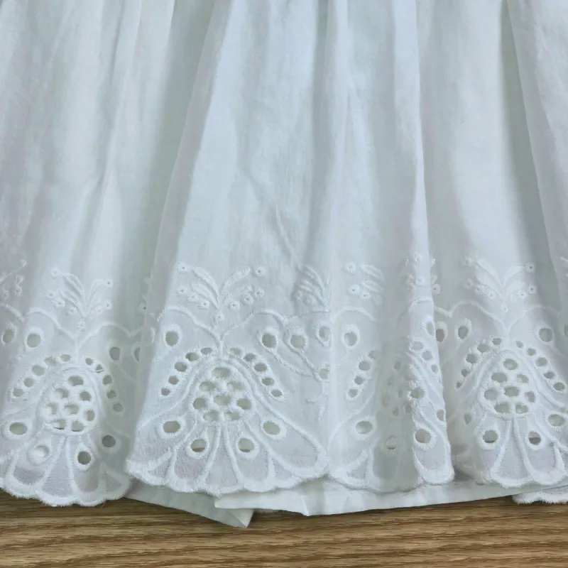 Saya blanca con fajin y detalles de flor