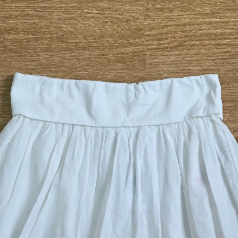 Saya blanca con fajin y detalles de flor