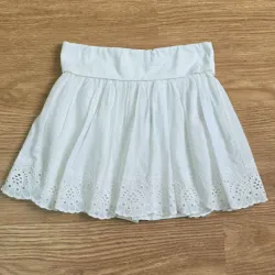 Saya blanca con fajin y detalles de flor