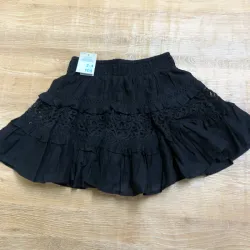Saya de color negro con encaje 