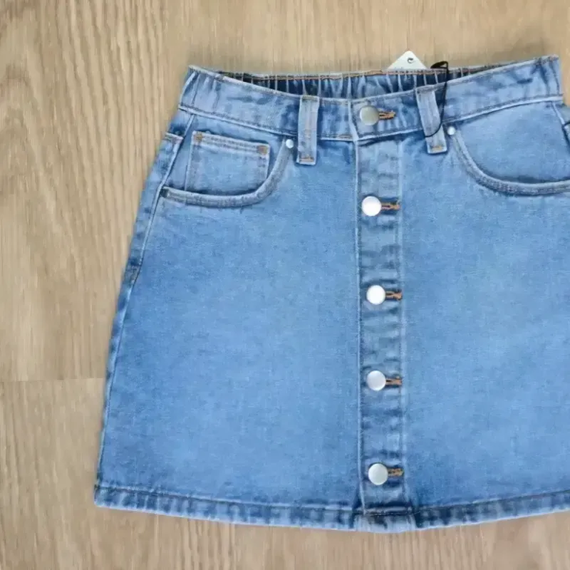 Saya de Mezclilla Clara con Botones Delanteros