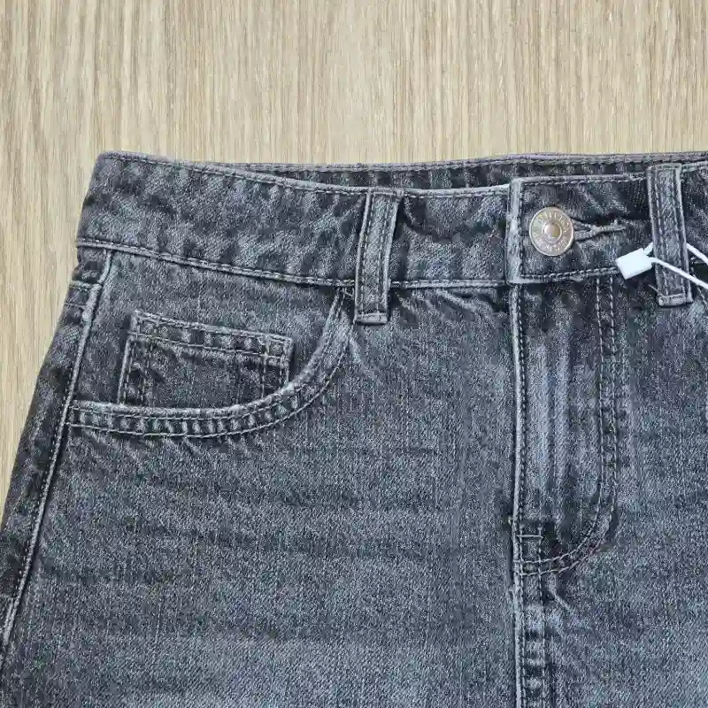 Saya de mezclilla oscura corta